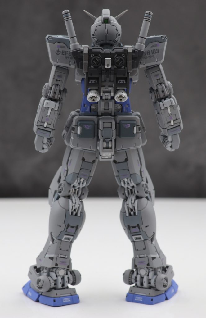 今回のカラーリングは思いっきり寒色のロービジにしてみました。関節も白っぽくして塗装。いい感じに好みのカラーリングになりました。