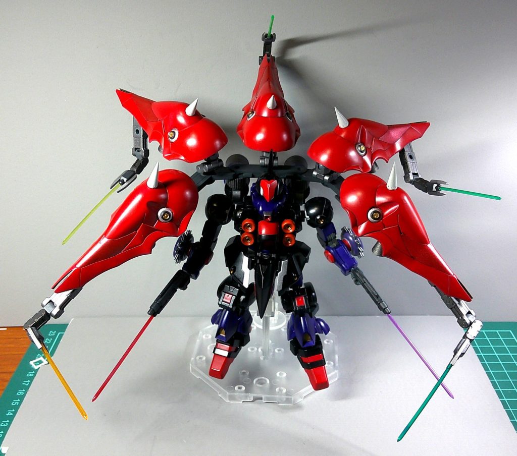 サブアームにもサーベル機能を持たせたのはこれがやりたかったがための、レインボーサーベル七刀流!お弁当用のピック4色セットの物を、塗装で7色にしてます。武装まとめビームライフル×2ビームサーベル×2口吻部ビーム砲胸部メガ粒子砲×4胸部マシンキャノン×2腰部ハイメガキャノンバインダーファンネル+サブアーム×5ファンネル×12バグ×2 これ全部使いながら戦うって頭おかしくなりそう。ガンダムブレイカーみたいに、ファンネル系はある程度オートで動かせるのかしら。