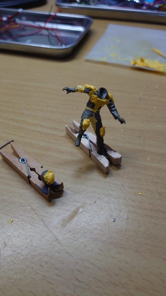 ナビ役は、1/35のバイク兵をベースに、ノーマルスーツ風に改造しました。こちらはヘルメットをシールド付きにしました。