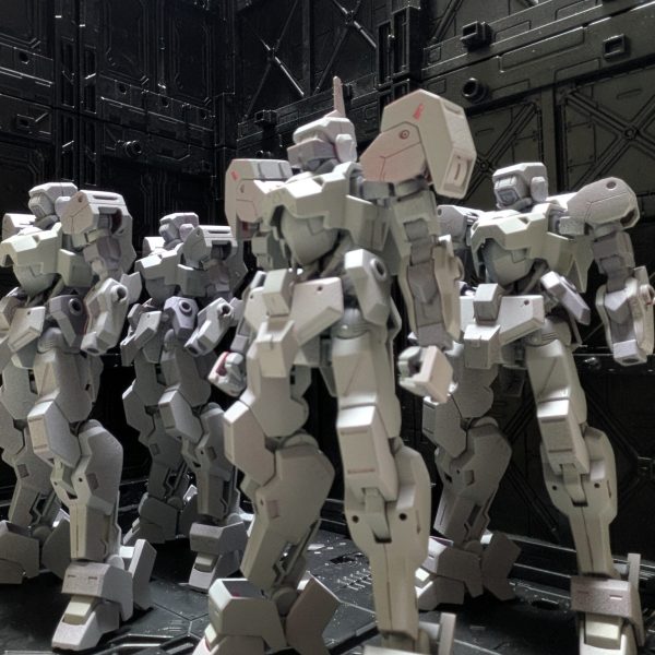 サフ吹き終わり。リハビリ作だから、こんなところでしょう。先ずは達成感を味わいたい。次は武装作成して、塗装に入ろうと思います。（2枚目）