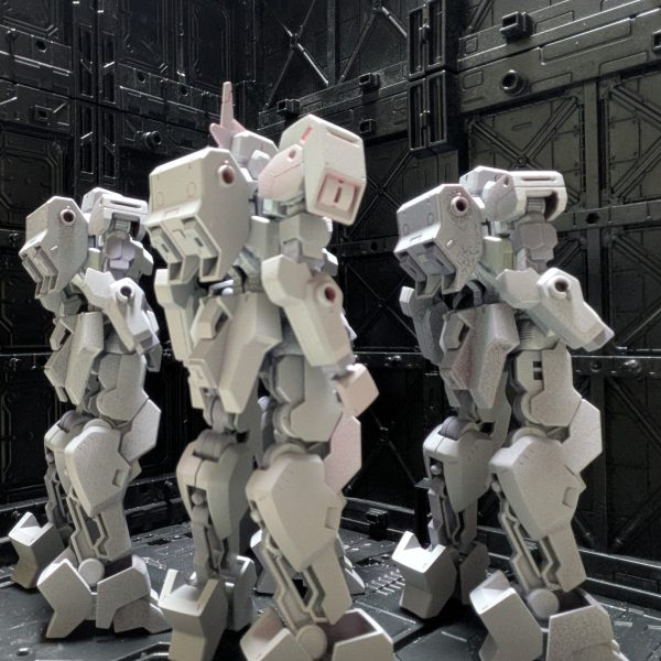 サフ吹き終わり。リハビリ作だから、こんなところでしょう。先ずは達成感を味わいたい。次は武装作成して、塗装に入ろうと思います。（4枚目）