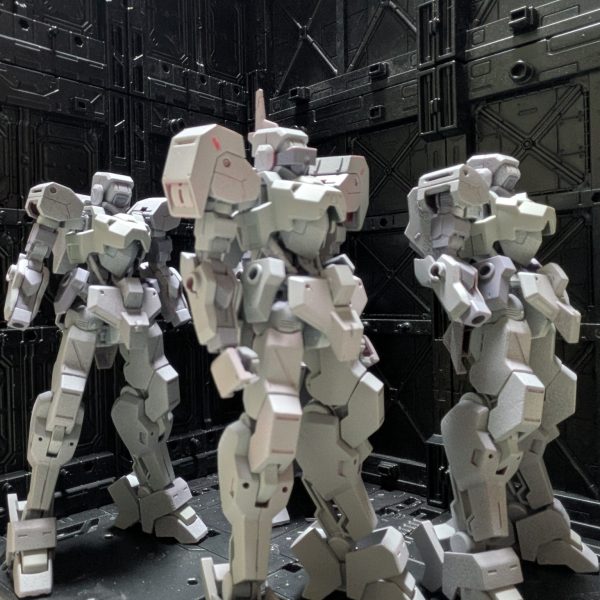 サフ吹き終わり。リハビリ作だから、こんなところでしょう。先ずは達成感を味わいたい。次は武装作成して、塗装に入ろうと思います。（3枚目）