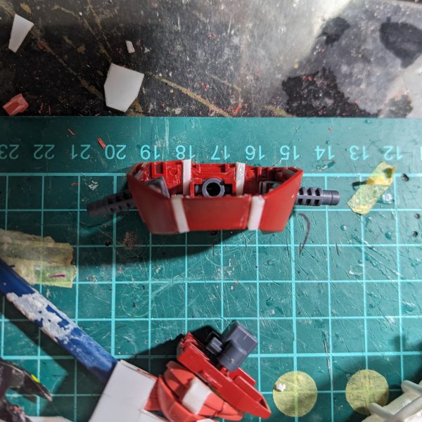 キースのゲルググで踏ませたい女ぁがいるので作成中。昔からこのゲルググマリーネのプロポーションが大好きでした。HGUCのゲルググマリーネを見てもナンカチガウ感があるので作ってます。とにかく目指すのはマッシヴでキースに踏ませたくなるゲルググ（？）全体的に思いっきり崩してヨコに広げてます。&nbsp;（3枚目）