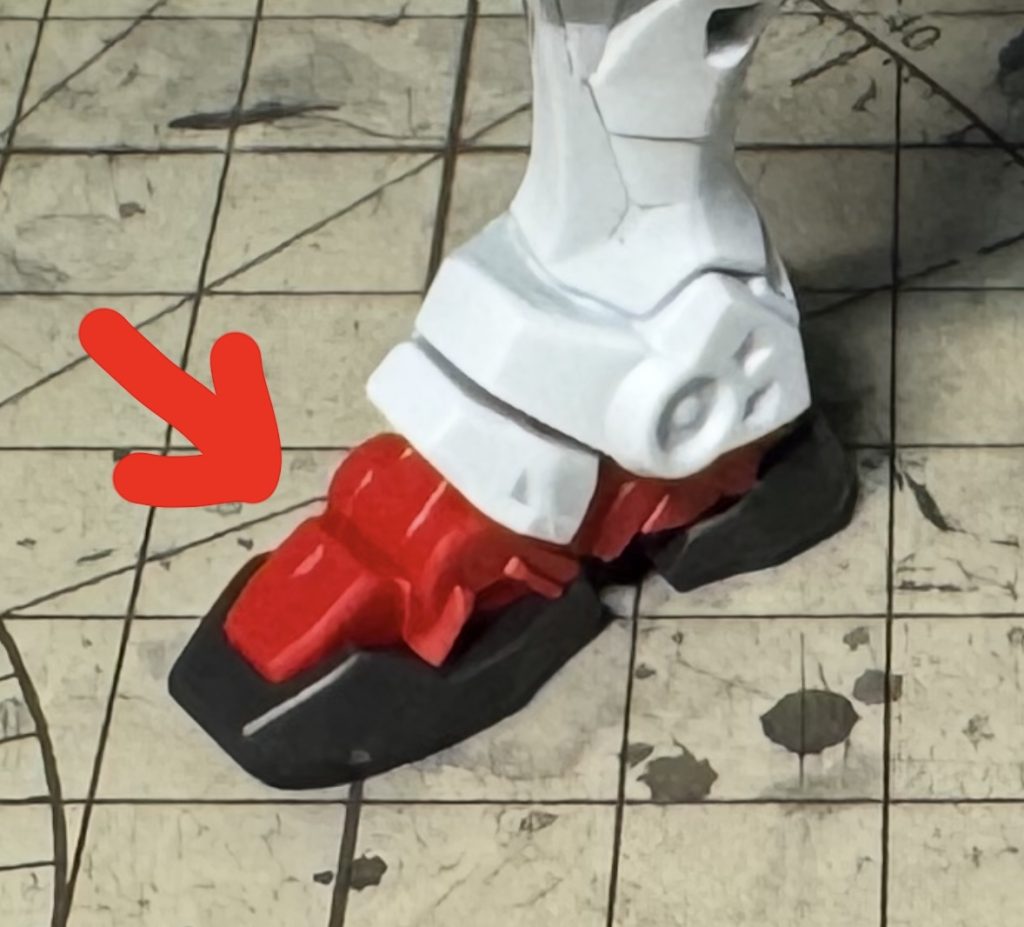 一つだけ語らせていただくと、写真の足の赤いパーツを白く塗っていた際に何回白を重ねても赤い色が薄まらないということがありました。聞いた話によると明るい色のパーツは発色を良くするためにランナーを染料で染めているそうで、塗装した面に染み出してしまうとのことでした😅上からクリアーを何度か重ねてから塗装すると解消できるらしくて実際その通り行いましたが、それでも多少染み出しが発生しました。ガンプラ塗装していて初めての経験だったので衝撃でした…(gundam-kao5)