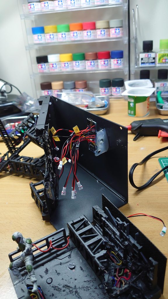 台座部は100均のベースやトラスなどを組み合わせ、廃墟な感じにしています。Arduino（マイコン）とモード切替スイッチを組み込んでいます。台座にも、警告ランプ（赤色LED）や、故障個所のスパーク（火花）模擬の光源としてLEDを仕込んでいます。＜その他関連作品の紹介ショート動画もご覧ください＞