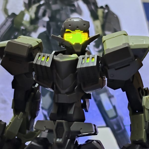 あとでちゃんとミキシングしてガンプラにするので、削除だけはご勘弁を！！商品名のごとくちゃんと30分で組めたのはオドロキ。バンダイ驚異のメカニズム。アーティファクトよりランナー数パーツ数少なく、モナカ割もなくとっても親切設計。これで730円ならガンプラ改造素体として、ジャンクのガンプラ買ってくるよりずっと安くてコスパいいですね。顔のヒゲは要らないですが…。ミッションごとに着せ替えできる汎用性の高いジム系統のエコーズ仕様とか、イケるかも？明日の晩、ハサウェイ2周目行ってきます。入場特典が新しくなるのだとか。おいおい、毎週映画館に通わせる気ですか…。でも通ってしまうほどのすごい映画ですけどね(汗)。（4枚目）