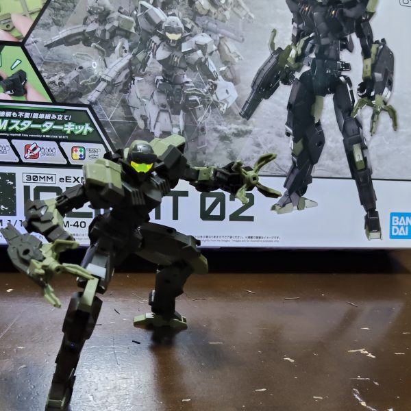 あとでちゃんとミキシングしてガンプラにするので、削除だけはご勘弁を！！商品名のごとくちゃんと30分で組めたのはオドロキ。バンダイ驚異のメカニズム。アーティファクトよりランナー数パーツ数少なく、モナカ割もなくとっても親切設計。これで730円ならガンプラ改造素体として、ジャンクのガンプラ買ってくるよりずっと安くてコスパいいですね。顔のヒゲは要らないですが…。ミッションごとに着せ替えできる汎用性の高いジム系統のエコーズ仕様とか、イケるかも？明日の晩、ハサウェイ2周目行ってきます。入場特典が新しくなるのだとか。おいおい、毎週映画館に通わせる気ですか…。でも通ってしまうほどのすごい映画ですけどね(汗)。（3枚目）