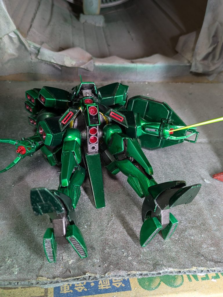 下から見た状態です。股関節にバーニアを設置し、全身バーニアを再現しました。元々のキットのスタイルがとんでもなかったので、上手く出来るか不安でしたが、満足のいくスタイルに出来ました。塗装については、Rジャジャに合わせてキャンディー塗装にしましたが、割と突貫工事で塗ったため、粗ばかり目立つ結果になってしまい、お目汚しになってしまったらすみません。過去作のマークIIと同様に、濃いところは焼鉄色、薄いところはシルバーを吹いて、クリアグリーンを重ねました。設定より暗めになりましたが、個人的には重厚感があって気に入っています。次回は旧キットのドライセンに挑戦しようと思っています。また制作途中の投稿もするつもりなので、良かったら見て頂けると嬉しいです。最後まで見て頂き、ありがとうございました。