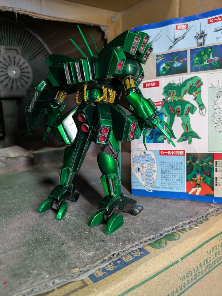 背面は、胴体上部からバックパックにかけて設定に近くなるよう形状変更し、四角のバーニアは自作して設定の形状にしてあります。&nbsp;