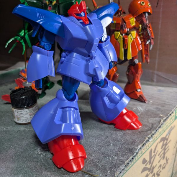 旧キットのドライセンを仮組みしてみました。昔作ったときは、他の旧キットに比べて出来が良かったと記憶していたのですが、今の目で見ると結構粗が見えてきます。ハンマハンマほどひどくはないのですが、腹部と脛が太すぎて、設定から外れているのが気になります。改造箇所は、この腹部と脛、胸部も設定と違いますね。後はいつもの関節自作、フル稼働化ですが、実際組んでみて、隙間から見える空洞が半端なく、スカスカ感があるので、内部フレームからの製作になりそうです。ハンマハンマ同様、結構な時間が掛かりそうですので、気長に見てください。（2枚目）