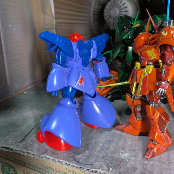 旧キットのドライセンを仮組みしてみました。昔作ったときは、他の旧キットに比べて出来が良かったと記憶していたのですが、今の目で見ると結構粗が見えてきます。ハンマハンマほどひどくはないのですが、腹部と脛が太すぎて、設定から外れているのが気になります。改造箇所は、この腹部と脛、胸部も設定と違いますね。後はいつもの関節自作、フル稼働化ですが、実際組んでみて、隙間から見える空洞が半端なく、スカスカ感があるので、内部フレームからの製作になりそうです。ハンマハンマ同様、結構な時間が掛かりそうですので、気長に見てください。（3枚目）