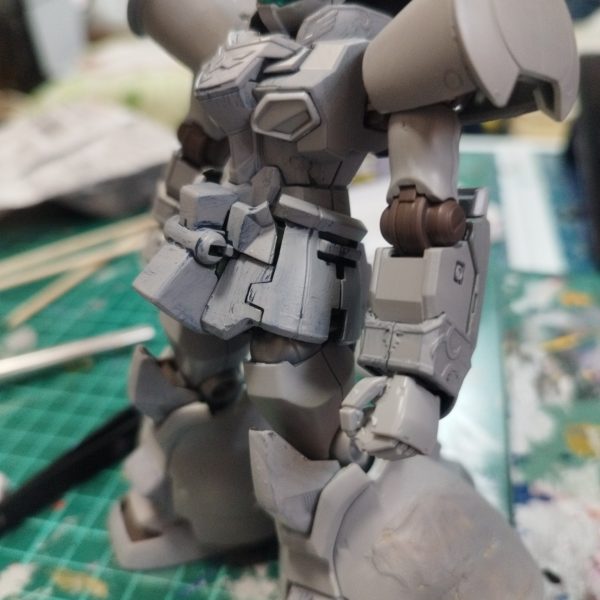 ミリタリー風にするために凸凹とかきずかをつけ足そうと思います〜今はサフを吹き終わったところですね久々のミキシング機体でサフだけでもめっちゃかっこいいここからもうちょい調整して塗装に移ります（2枚目）