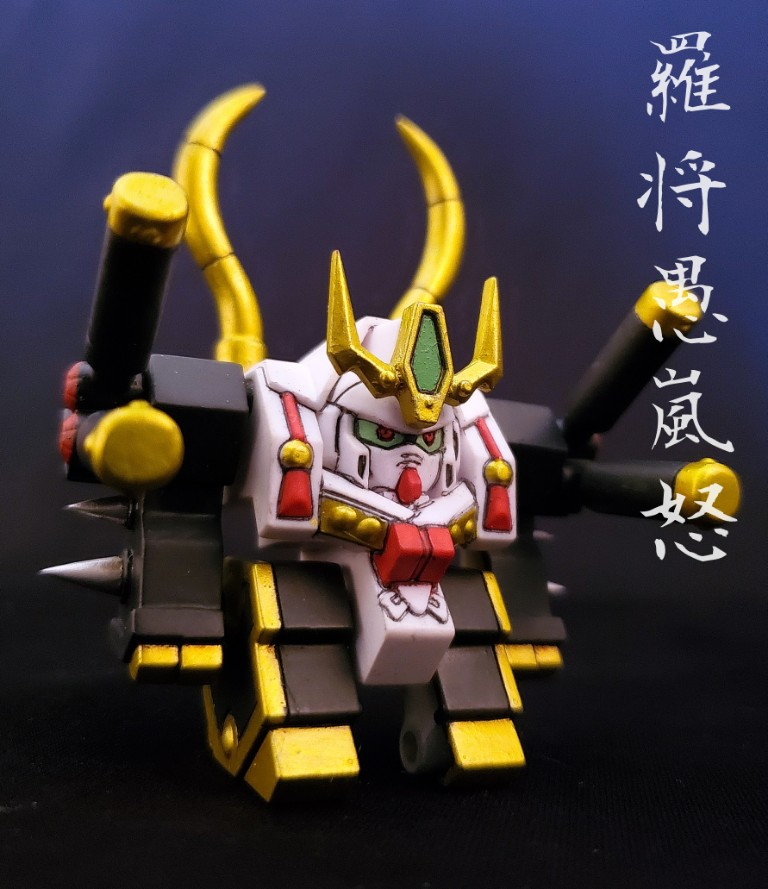 グランドガンダム。頭部センサー部分をプラ板で厚みをもたせ、砲身のようなパーツは肉抜き穴埋め。こちらも塗り分けが大変です。