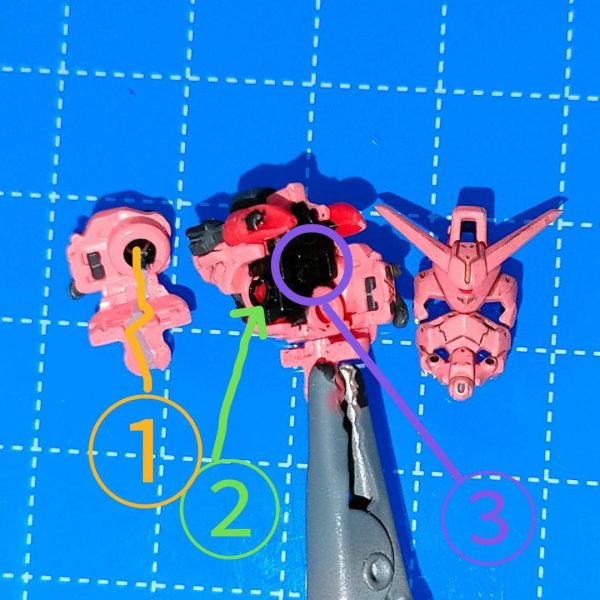 電飾工程と言っても撮影忘れてたので組み立て工程になります。まず仮組みした時に無塗装だと光が透けていたので内側に水性黒サフを塗りました。ランドセルにユニットを組み込むので中身をくり抜き&カットしてマグネットを仕込みます。胴体部に接続し、接続ピン中心にピンバイスで胴体部ごと貫通させます。開けた穴に背中から首に向けてLEDを通します。頭部は右の耳あての接続軸②を少し短くし穴を開ける。①の様に配線するので、受け側は下向きに切れ込みを入れる。首も線が通るほどの溝を作る。&nbsp;③は黒く塗ってるので分かりにくいですが頭部中心付近にLEDチップが入るほどの隙間を作る。面はカメラアイ下のセンサー部に穴を開けヤスリで整える。メーカーは忘れましたが0.8mmの金属棒ヤスリを使ってます。そう言えばカメラアイのパーツ(成型色は青)は型どりしてUVクリアパテで複製しています。その2に続く（5枚目）