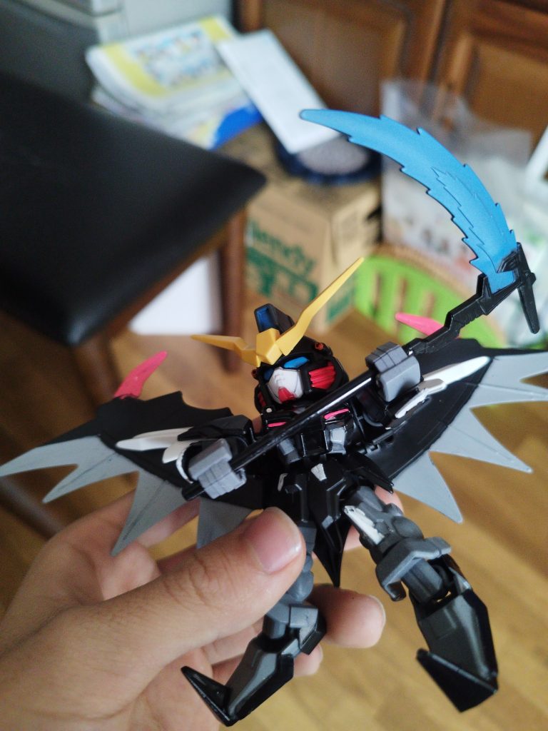 デスサイズヘルってHGとかプレバンでなかなか手にはいらないですし、mgもでかくて置き場所困るので買えないのでSDがちょうどいいですね。SDなんでその分色分けとかはあれだけど塗装前すれば問題ないですね