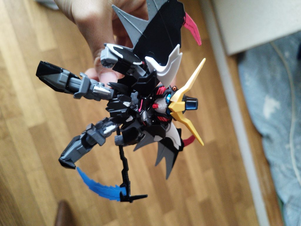 今回塗装としては元々緑だった部分を青や水色に変えて自分好みにしました✨特にデスサイズヘルは足が好みなんですよねこのとがってるのが最高に好きです