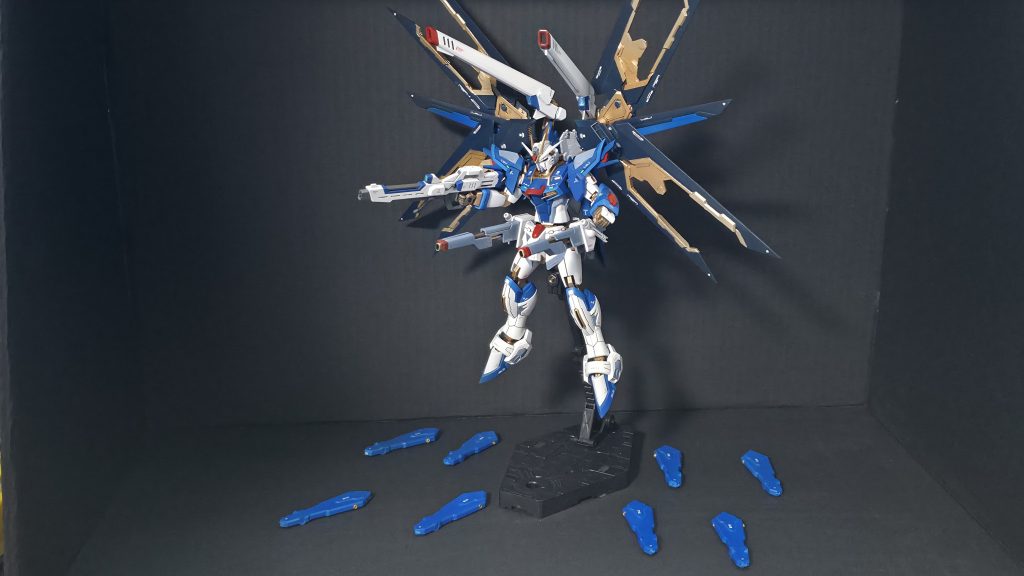 ハイマットフルバースト。スーパードラグーン射出後のウイングは可動して若干閉じます。結構時間を掛けて改造したのですが、あんまり目立たないですね💧背中の砲身シュトルムスヴァーハーは、スーパードラグーンに干渉しそうだったので取り付け位置を変更しました。&nbsp;