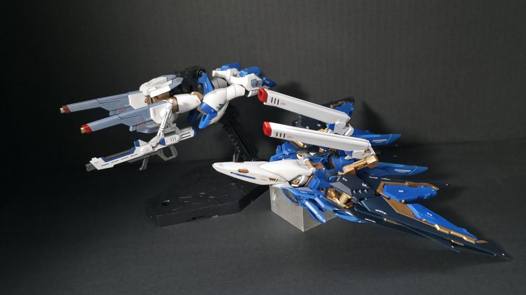 以前ジャスティスを作ったとき、上半身と下半身を繋ぐボールジョイントが折れてしまった経験があり、ネオジム磁石に接続方法を変えたのですが、何となく下半身をいじっていたら飛行形態で行けそうだったので、チェストフライヤーとレッグフライヤー形態もとれるようにしました。ちなみに膝関節は新造して、インパルスみたいな感じにたためるようにしました。