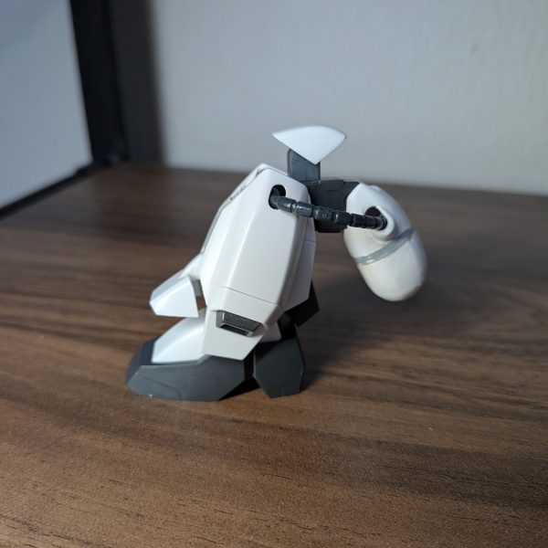 全く再販されない専用機ザク…ならば塗って作ってしまえ！腰、太もも、バックパックを延長角もシャープに下写真が改造前とチョイ改造点です。（3枚目）