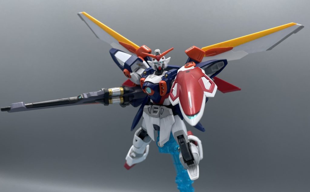 なぜ…なぜなんだ―ッ！！　ウイングガンダムのシールドは、防御だけでなく打突兵器としての運用も可能になっています。先述の通りガンダニュウム合金製のシールドは、敵MSの装甲を易々と突き破ります。