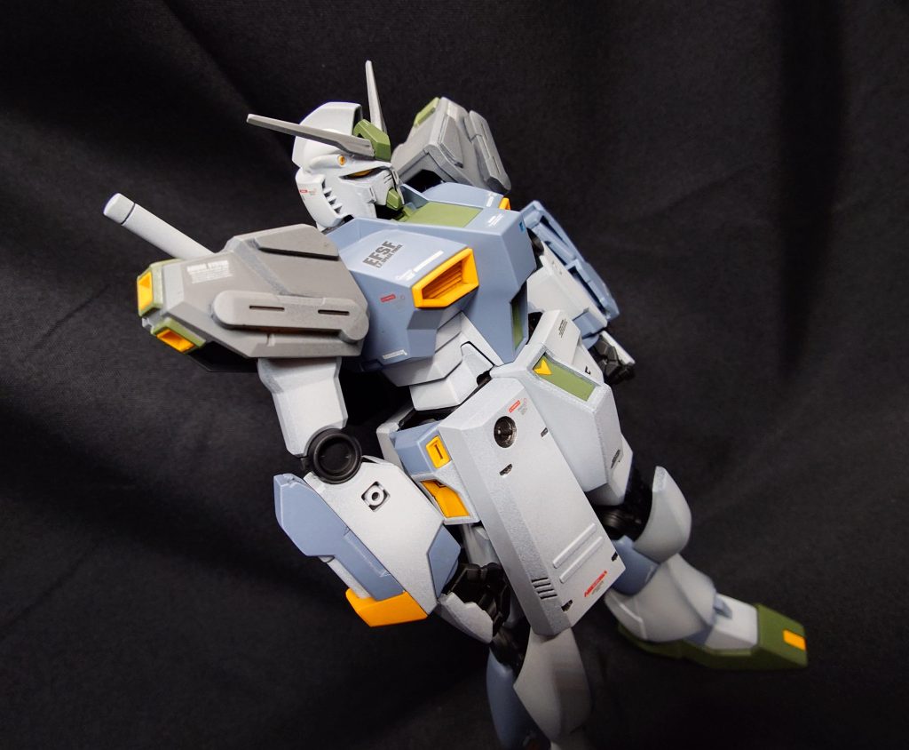 右腕にはνガンダム時には左腕にあったビームサーベルラックを形状変更して取り付けています。また、右フロントアーマーはHWSのものを取り付けています。（隠し腕はありません(gundam-kao5))あまり目立ちませんが、肩部アーマーのバーニア周辺の緑色は頑張って塗分けました。