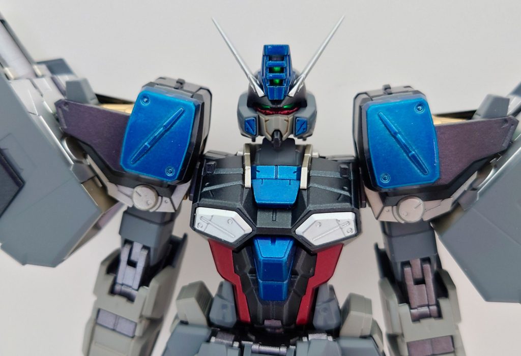 カラーリングはバスターガンダムの緑とオレンジから、青と黒でダークな感じにしてみました。