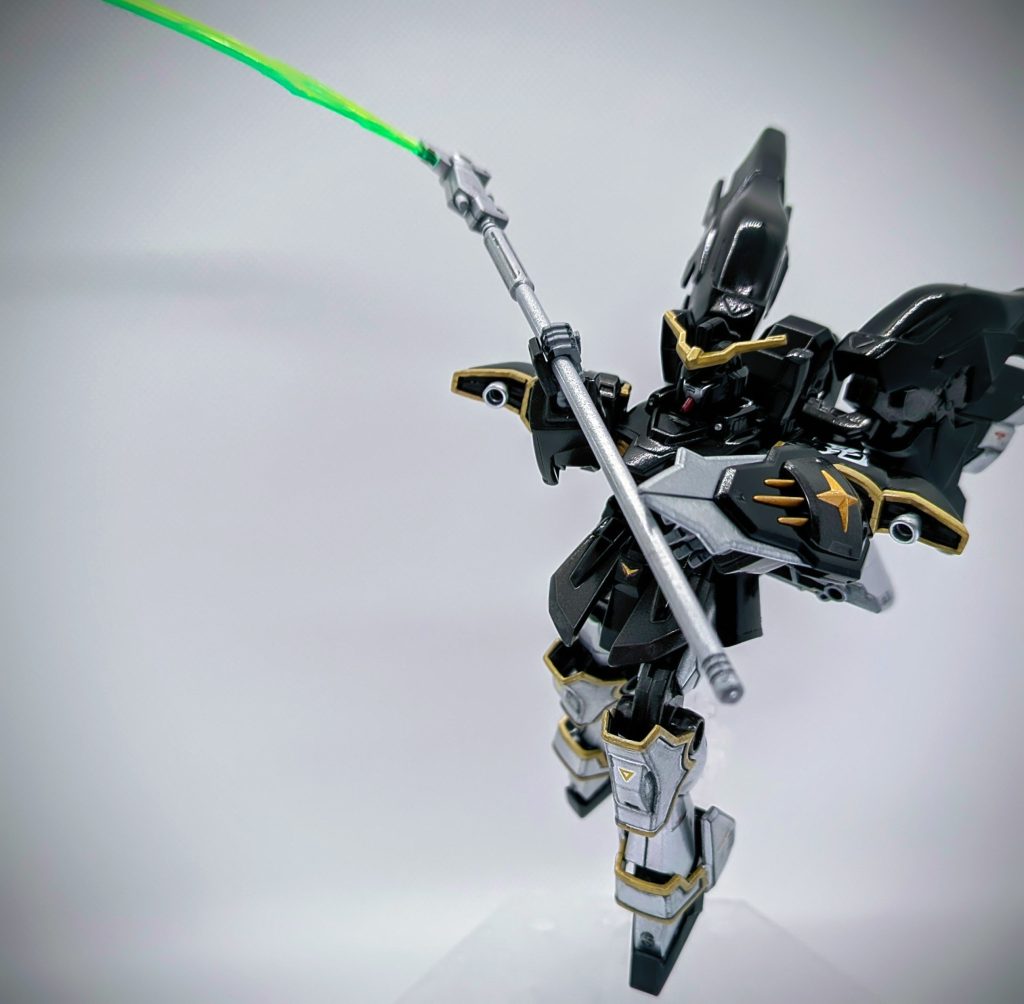 ヨーザ「かっこよさって、、、以前ロマンがわからないって言ってたくせに、、、まぁテストデータの資料見る限り機動性がかなり向上しているから目的は達成してるが、、、ん？最大出力での性能試験、普通のパイロット耐えれないだろ？それこそ強化人間、、、」ミラ「っ！！せ、先方のパイロットは、すぐ自爆するけど軽傷で生還できるぐらい身体頑丈らしいよっ！んじゃ、納品してくるねっ！」ヨーザ「ちょい待ち！っていねぇじゃねぇか！、、相変わらず自分の手掛けたMS納品するのがうれしいんだなぁ」&nbsp;半年後、ある戦場で質量のある残像で敵を翻弄する死神が活躍したとかしないとか。