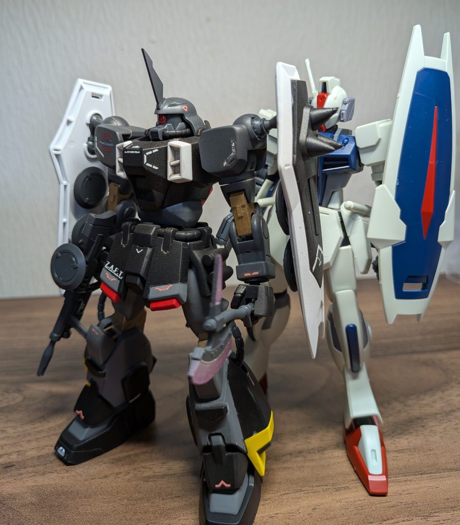 脚部・腰部の延長によって新しいHGCEシリーズとの身長差も気になりません！