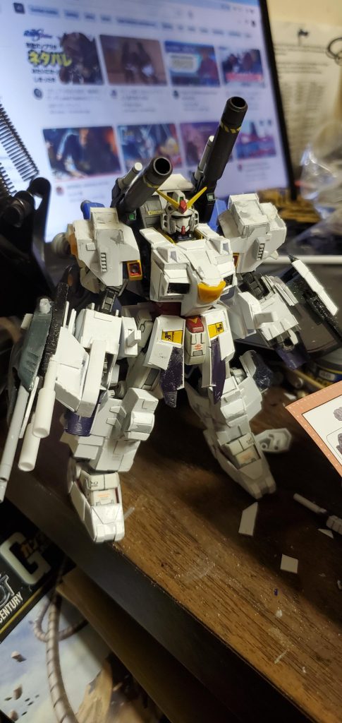 元からマドロックには磁石が埋め込んであったのでそれを利用し、外部装甲を作りました。これが本当のマグネットコーティングwwwほとんどプラバンでスクラッチしましたが、所々ジャンクパーツを使いました。