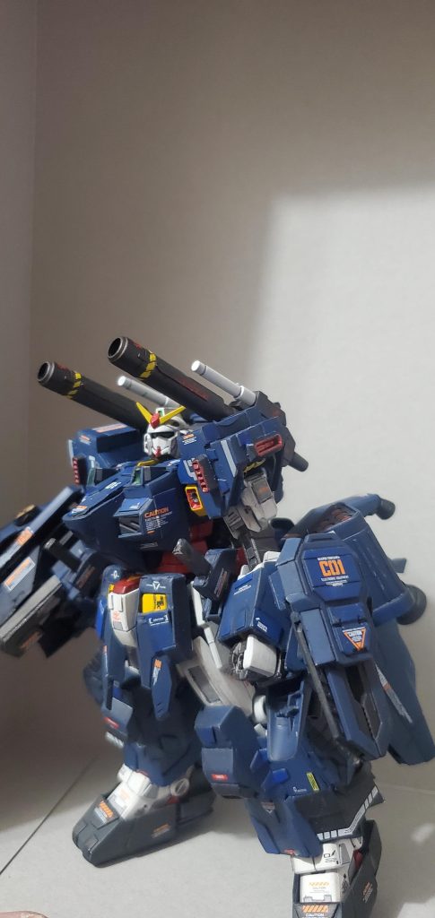 武装はダブルビームガン、マルチミサイルランチャー、対空用パルスビームガン、スタンクロー、そしてヒートソードを２丁装備。