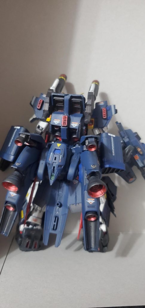 スラスターはもちろん、大型ブースターを装備したことで短時間だが、単独飛行が可能である。マルチミサイルランチャーに関しては、パイロットの要望である装甲内のランチャーのプランを没にし、安全性の高い取り外し可能のランチャー型に変更。