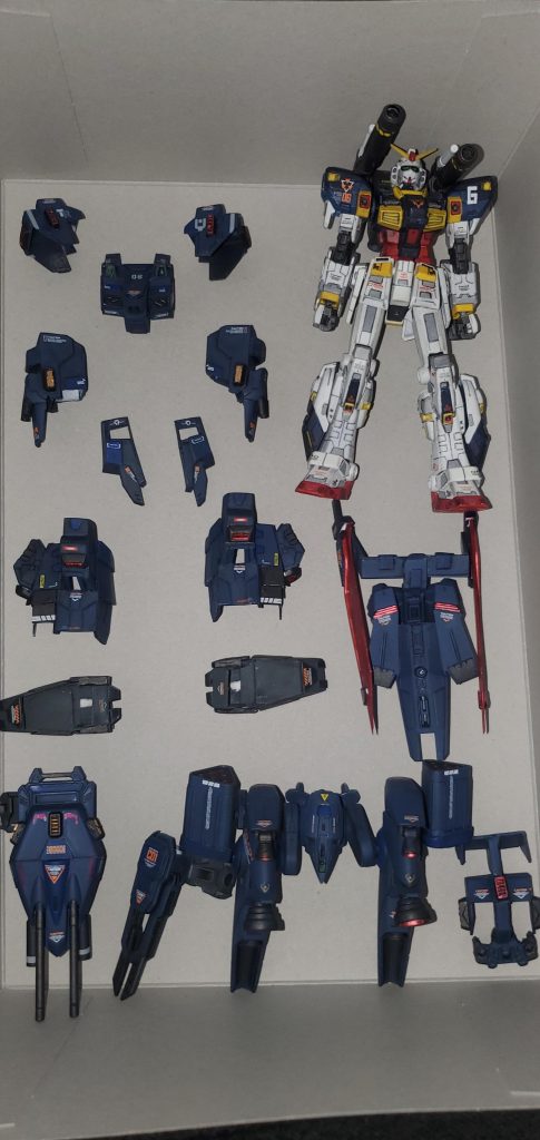 機体解説:マドロックの圧倒的な性能とパイロットの技量によって勝ち続けていたが、機体的にも最近の機体の性能に苦戦する場面も見られたため、三ッ橋社長の娘の経営している防衛工業社「八神インダストリー」が自ら設計、開発した脱着可能な防御装甲である。マドロックの搭載されているマグネットコーティングを利用し、外部装甲を取り付けることに成功。素材は最近開発されたガンダリウムγを使用したことで機体重量もなるべく押さえつつ、防御性能もかなり向上している。念のため、装甲の回りに対ビームコーティングが加えられている。