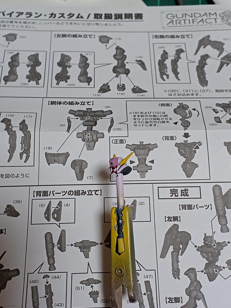 フェイスパーツですが、設定画を見るとバイアランカスタムの要素もありますが、フェイスのデザインが異なっている部分があるようでしたので、自分なりに少し足しました。正確には角の位置が若干違うのですが、自分だとこれが限界ですね(gundam-kao5)