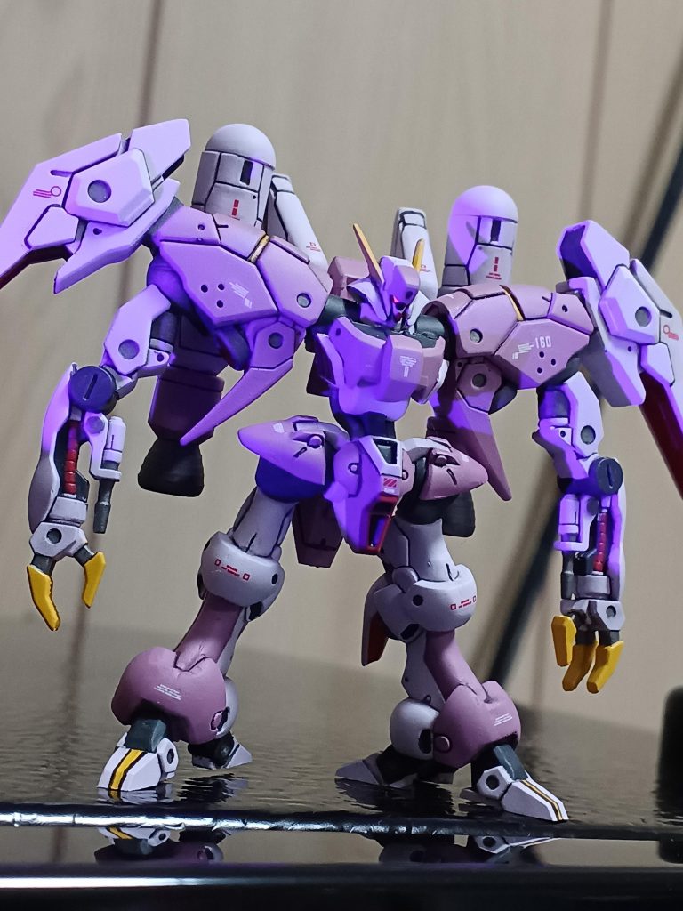 フェイスのツインアイはUVで蛍光します‼️肩や脚の黄色いラインも追加しました。本当は脚の造形がバイアランカスタムとは異なりますが、ご容赦を(gundam-kao5)