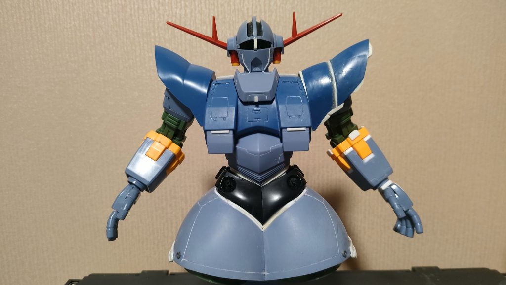 手首も基部で2㎜延長。画像向かって左が無加工なのですが、右はかなり大きくなりましたね。肩も真ん中で延長してみたのですがコレは失敗でした。普通にアウトラインを延長した方が楽です。胴体は腹部を8㎜（！）延長、スカートと腰の接合部で2㎜延長です。スカートは非常に丸かったので、アウトラインを可能な限りヤスって丸さをごまかしています。スカート下側はサイドと後ろを3㎜ほど延長して、外側にも少し張り出させています。