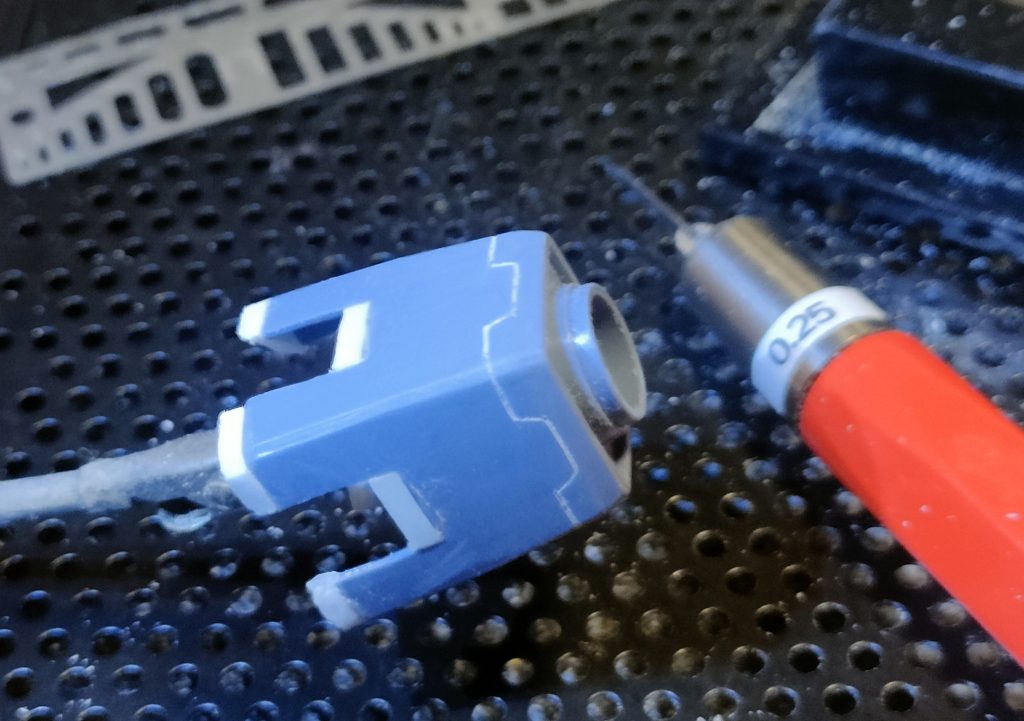 前腕をどこで延長しようか迷いに迷ったあげく、黄色いパーツとの接点で2mm延長する事に。上腕はそのままです。