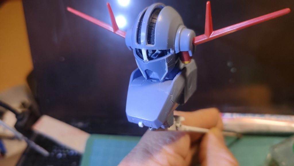 モノアイがシールだったので、内部にポリキャップを入れて可動出来るようにします。上の方の黒いパーツはモノアイ部分をくり抜きます。←これ超絶めんどくさかった頭頂部は何故か真ん中だけ出っ張っているので薄くしましたが、裏からプラ板で裏打ちしないといけないです。そのぐらい謎に出てます。眉間が割れたのでｗプラ板で補修。