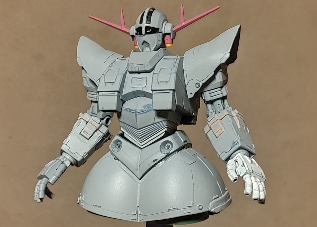 スジボリしてサフってみた。うん！カッコイイ！ちなみにサフだけで掌のパーツ割れました。恐るべしABS樹脂。