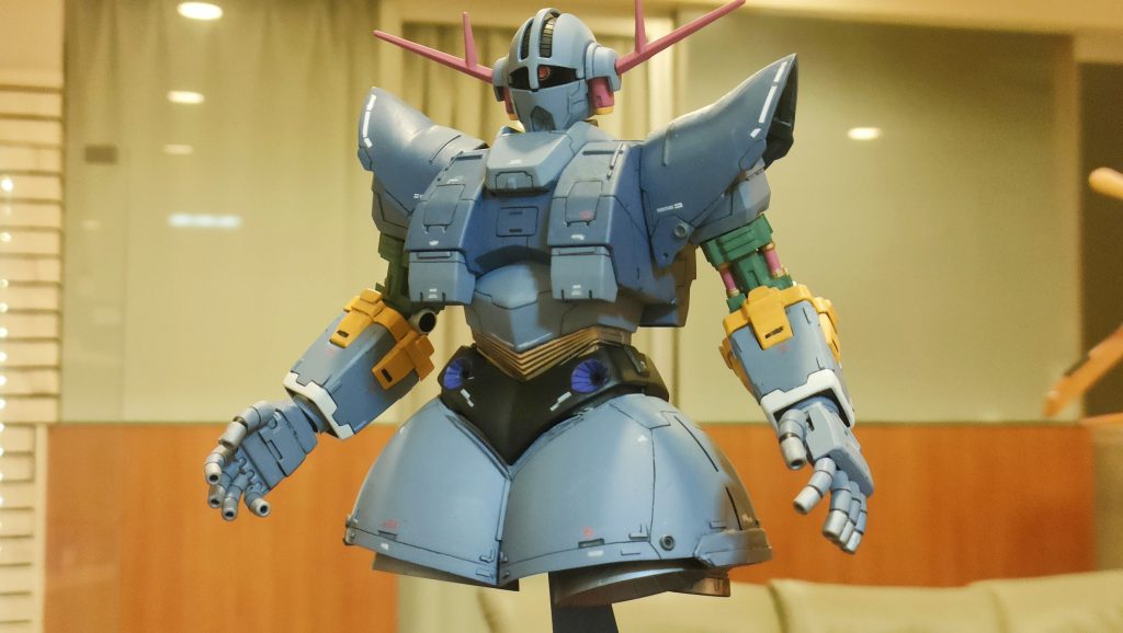 そんな訳で完成です。全体的に淡いカラーにしました。セイラマスオさんの使うグレーと混ぜた淡いピンク、すごく好きなんです。初期HGは本当に腕が鳴ると言いますか、作る人によって違う作例になりますよね。私みたいな中級者は初期～中期のHG・・・いや、初期はキツいのでｗ中期のＨＧが一番楽しくて勉強になります。個人的には最高のジオングになりました。