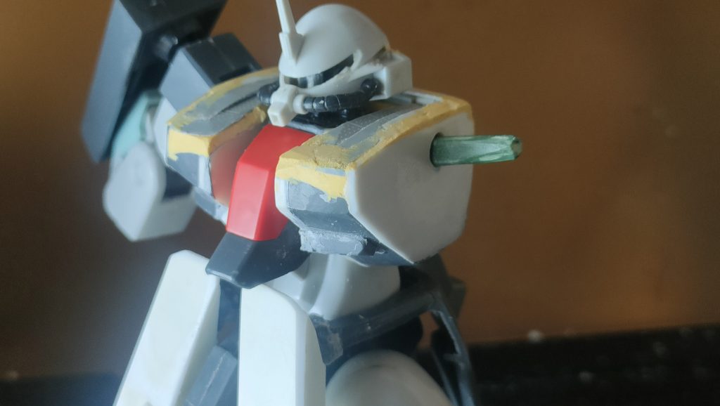 顔は幅詰めして平らにして顔つきを悪く。胸部・腹部・腰部は結局全部作り直しです（涙）め、めんどくさい・・・写真はプラ棒が無かったのでランナーで代用の図。ひどい。