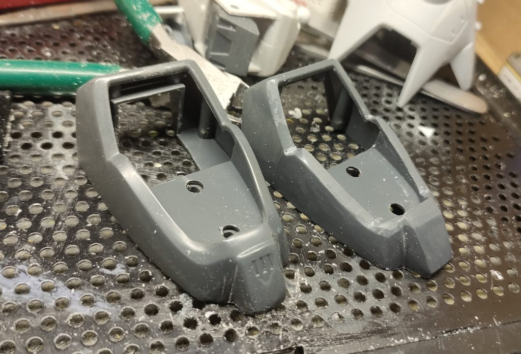 クソデカ足（スリッパ）は面がめっちゃ丸いのでざっくり面出し。右がアフター。やり過ぎて穴が開いてもまだ面が出ないｗ