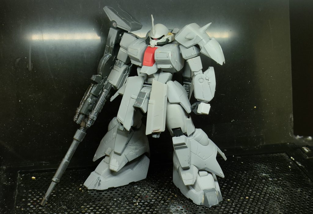 元の武器（Rジャジャの流用）が余りにも弱そうなので、下に何かの砲をくっつけて火力大幅アップ。あんな武器でZZに勝てる訳ないだろ！書き忘れたのですが、腰はプラ板でスクラッチして、裏に隠し腕を入れています。全身にディテールを追加。前腕外側にMGジムの膝、左肩の外側にジムのふくらはぎパーツを貼り付けています。ジム君成仏してクレメンス…