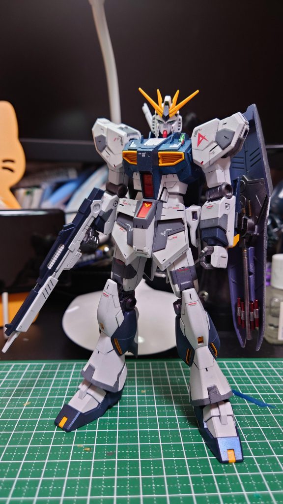 色んな人の作品を参考にさせていただきながら、初めて全体にスジボリなどの加工をしてスカートの内張りも作成しました。