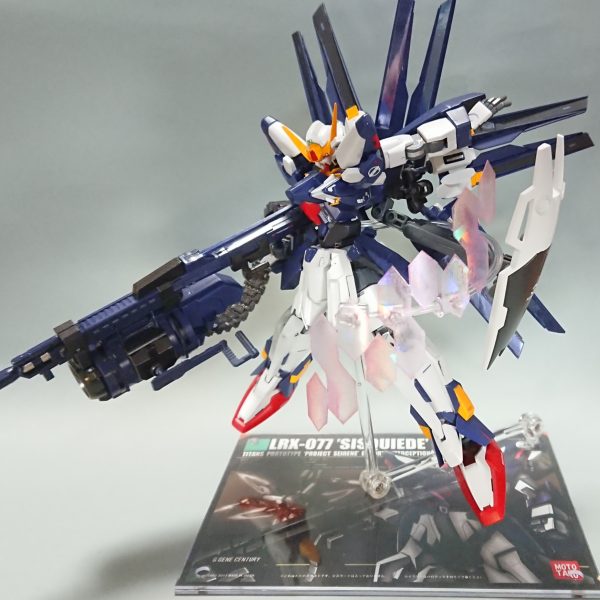 大会仕様番外編デス※妄想回、没画像集ーネタ回、場合によっては怒られるヤツ、楽しんでもらえれば(サムネのみ、マーク2アイキャッチを※AI加工していますご容赦ください、また一部不快な表現があるかもしれません)シスクードの制作期間は3か月あったが、最初の投稿は当然完成画像はできていないため、制作途中の投稿からのスタートだった（当たり前DA）。ここでご存じの方ならわかると思うが、制作記は完成品以外の投稿表示をONにしないと表示されない、つまり新規様には表示されないのである（汗）。ぐぬぬ…(zaku-kao10)まったく再生数は伸びず惨敗…閲覧25のイイネ4くらいだったと思う、これは致命的だ。シスクードを広く認知してもらい商品化を目指す活動なのに、そもそも表示がされない。どうしようと考えた結果、あるアイディアを閃いた！それは、別の完成作品の投稿(紅武者)を行い、その下の自分がオススメする作品欄に制作途中の投稿(シスクード)を表示させるという方法だった。（つぶやきも試してみたが、選択できるのに表示の反映がされない、多分バグ）紅武者の表示数が伸びるたび、シスクードの制作記プロジェクト・セイレーネもどんどん伸び、無事に認知されアクシズばりに軌道にのった。フフフ…計画通り(zaku-kao7)そうして完成作品の投稿シスクードはアナザーコンという、手元の本‘‘Another Responce‘‘ と同じタイトルという最高のタイミングを迎える。…しかしここでも問題が起きた。調子にのって写真を撮り、投稿数上限を延長したにもかかわらず17枚に収まりきれなかった。撮りすぎた…そんなヤツ、多分自分だけだと思う。まだ、バトオペのキックカウンター風や、変形パターン、本命のビームカノン撃ってないよ！(自分でもビックリだ)しかも大会のルールに、本戦中の画像の差し替えはお問い合わせが必要、とあるじゃないか！ゲゲゲッ！(zaku-kao10)これはまずい、まずすぎる。しかし、ここでさっきのアイディアが生きてくる。…そうだ、制作中で別投稿してマイページのオススメに投稿DA！あくまでマイページ、マイページ内での表示だから、制作リンクさえ繋がなければ大会ルールに接触しないはず。我ながらこすい、せこすぎると思い、夜しか眠れないほど一晩悩んだ。ギギギ…痛む私の心に、魔女が囁いた…ヤッチャイナヨ…やっちゃいなよ、そんな偽物なんか！ちゃんちゃん♪（シスクードはガンダム…？）（6枚目）