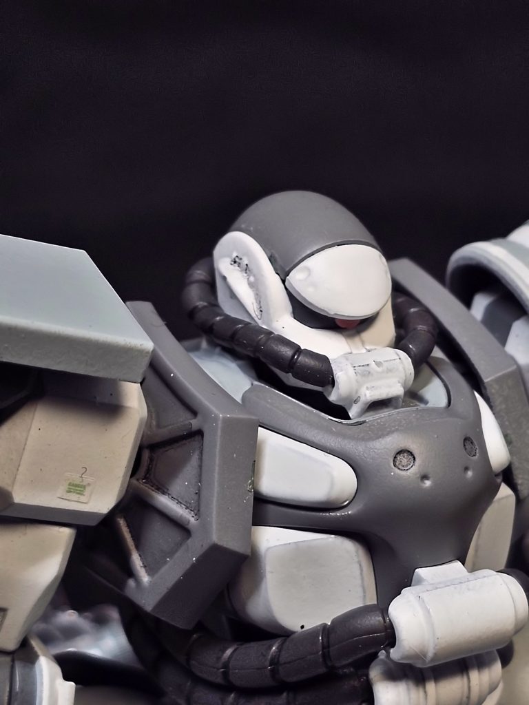 自身のモチベーションが減る前に作り切りたかったこともあって、やや突貫工事気味。モノアイとかもつくりかえたかったなぁと振り返れば思います。あとシン・マツナガ専用機風なんですが、アンテナを紛失したので頭部アンテナはありません（苦笑
