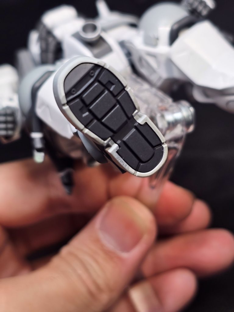 シールド裏や足裏は別パーツ化されており、それを利用して深めのグレーにすることで情報量を増やしているつもりです。