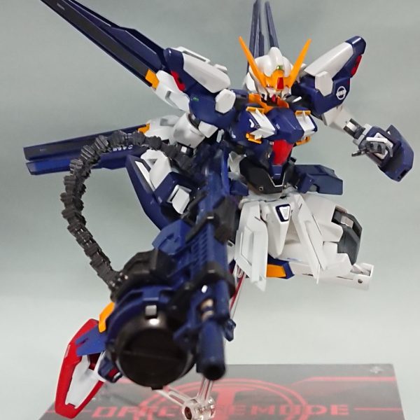 大会仕様番外編デス※妄想回、没画像集ーネタ回、場合によっては怒られるヤツ、楽しんでもらえれば(サムネのみ、マーク2アイキャッチを※AI加工していますご容赦ください、また一部不快な表現があるかもしれません)シスクードの制作期間は3か月あったが、最初の投稿は当然完成画像はできていないため、制作途中の投稿からのスタートだった（当たり前DA）。ここでご存じの方ならわかると思うが、制作記は完成品以外の投稿表示をONにしないと表示されない、つまり新規様には表示されないのである（汗）。ぐぬぬ…(zaku-kao10)まったく再生数は伸びず惨敗…閲覧25のイイネ4くらいだったと思う、これは致命的だ。シスクードを広く認知してもらい商品化を目指す活動なのに、そもそも表示がされない。どうしようと考えた結果、あるアイディアを閃いた！それは、別の完成作品の投稿(紅武者)を行い、その下の自分がオススメする作品欄に制作途中の投稿(シスクード)を表示させるという方法だった。（つぶやきも試してみたが、選択できるのに表示の反映がされない、多分バグ）紅武者の表示数が伸びるたび、シスクードの制作記プロジェクト・セイレーネもどんどん伸び、無事に認知されアクシズばりに軌道にのった。フフフ…計画通り(zaku-kao7)そうして完成作品の投稿シスクードはアナザーコンという、手元の本‘‘Another Responce‘‘ と同じタイトルという最高のタイミングを迎える。…しかしここでも問題が起きた。調子にのって写真を撮り、投稿数上限を延長したにもかかわらず17枚に収まりきれなかった。撮りすぎた…そんなヤツ、多分自分だけだと思う。まだ、バトオペのキックカウンター風や、変形パターン、本命のビームカノン撃ってないよ！(自分でもビックリだ)しかも大会のルールに、本戦中の画像の差し替えはお問い合わせが必要、とあるじゃないか！ゲゲゲッ！(zaku-kao10)これはまずい、まずすぎる。しかし、ここでさっきのアイディアが生きてくる。…そうだ、制作中で別投稿してマイページのオススメに投稿DA！あくまでマイページ、マイページ内での表示だから、制作リンクさえ繋がなければ大会ルールに接触しないはず。我ながらこすい、せこすぎると思い、夜しか眠れないほど一晩悩んだ。ギギギ…痛む私の心に、魔女が囁いた…ヤッチャイナヨ…やっちゃいなよ、そんな偽物なんか！ちゃんちゃん♪（シスクードはガンダム…？）（2枚目）