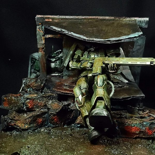 静かな丘の廃れた家屋