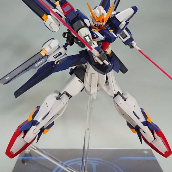 大会仕様番外編デス※妄想回、没画像集ーネタ回、場合によっては怒られるヤツ、楽しんでもらえれば(サムネのみ、マーク2アイキャッチを※AI加工していますご容赦ください、また一部不快な表現があるかもしれません)シスクードの制作期間は3か月あったが、最初の投稿は当然完成画像はできていないため、制作途中の投稿からのスタートだった（当たり前DA）。ここでご存じの方ならわかると思うが、制作記は完成品以外の投稿表示をONにしないと表示されない、つまり新規様には表示されないのである（汗）。ぐぬぬ…(zaku-kao10)まったく再生数は伸びず惨敗…閲覧25のイイネ4くらいだったと思う、これは致命的だ。シスクードを広く認知してもらい商品化を目指す活動なのに、そもそも表示がされない。どうしようと考えた結果、あるアイディアを閃いた！それは、別の完成作品の投稿(紅武者)を行い、その下の自分がオススメする作品欄に制作途中の投稿(シスクード)を表示させるという方法だった。（つぶやきも試してみたが、選択できるのに表示の反映がされない、多分バグ）紅武者の表示数が伸びるたび、シスクードの制作記プロジェクト・セイレーネもどんどん伸び、無事に認知されアクシズばりに軌道にのった。フフフ…計画通り(zaku-kao7)そうして完成作品の投稿シスクードはアナザーコンという、手元の本‘‘Another Responce‘‘ と同じタイトルという最高のタイミングを迎える。…しかしここでも問題が起きた。調子にのって写真を撮り、投稿数上限を延長したにもかかわらず17枚に収まりきれなかった。撮りすぎた…そんなヤツ、多分自分だけだと思う。まだ、バトオペのキックカウンター風や、変形パターン、本命のビームカノン撃ってないよ！(自分でもビックリだ)しかも大会のルールに、本戦中の画像の差し替えはお問い合わせが必要、とあるじゃないか！ゲゲゲッ！(zaku-kao10)これはまずい、まずすぎる。しかし、ここでさっきのアイディアが生きてくる。…そうだ、制作中で別投稿してマイページのオススメに投稿DA！あくまでマイページ、マイページ内での表示だから、制作リンクさえ繋がなければ大会ルールに接触しないはず。我ながらこすい、せこすぎると思い、夜しか眠れないほど一晩悩んだ。ギギギ…痛む私の心に、魔女が囁いた…ヤッチャイナヨ…やっちゃいなよ、そんな偽物なんか！ちゃんちゃん♪（シスクードはガンダム…？）（5枚目）