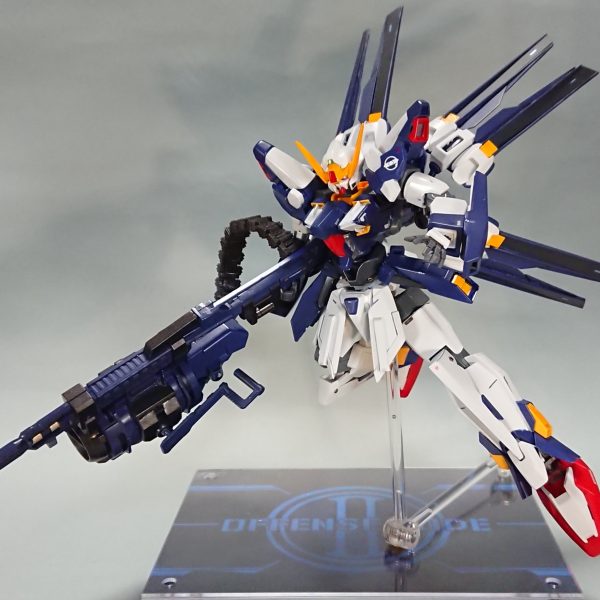 大会仕様番外編デス※妄想回、没画像集ーネタ回、場合によっては怒られるヤツ、楽しんでもらえれば(サムネのみ、マーク2アイキャッチを※AI加工していますご容赦ください、また一部不快な表現があるかもしれません)シスクードの制作期間は3か月あったが、最初の投稿は当然完成画像はできていないため、制作途中の投稿からのスタートだった（当たり前DA）。ここでご存じの方ならわかると思うが、制作記は完成品以外の投稿表示をONにしないと表示されない、つまり新規様には表示されないのである（汗）。ぐぬぬ…(zaku-kao10)まったく再生数は伸びず惨敗…閲覧25のイイネ4くらいだったと思う、これは致命的だ。シスクードを広く認知してもらい商品化を目指す活動なのに、そもそも表示がされない。どうしようと考えた結果、あるアイディアを閃いた！それは、別の完成作品の投稿(紅武者)を行い、その下の自分がオススメする作品欄に制作途中の投稿(シスクード)を表示させるという方法だった。（つぶやきも試してみたが、選択できるのに表示の反映がされない、多分バグ）紅武者の表示数が伸びるたび、シスクードの制作記プロジェクト・セイレーネもどんどん伸び、無事に認知されアクシズばりに軌道にのった。フフフ…計画通り(zaku-kao7)そうして完成作品の投稿シスクードはアナザーコンという、手元の本‘‘Another Responce‘‘ と同じタイトルという最高のタイミングを迎える。…しかしここでも問題が起きた。調子にのって写真を撮り、投稿数上限を延長したにもかかわらず17枚に収まりきれなかった。撮りすぎた…そんなヤツ、多分自分だけだと思う。まだ、バトオペのキックカウンター風や、変形パターン、本命のビームカノン撃ってないよ！(自分でもビックリだ)しかも大会のルールに、本戦中の画像の差し替えはお問い合わせが必要、とあるじゃないか！ゲゲゲッ！(zaku-kao10)これはまずい、まずすぎる。しかし、ここでさっきのアイディアが生きてくる。…そうだ、制作中で別投稿してマイページのオススメに投稿DA！あくまでマイページ、マイページ内での表示だから、制作リンクさえ繋がなければ大会ルールに接触しないはず。我ながらこすい、せこすぎると思い、夜しか眠れないほど一晩悩んだ。ギギギ…痛む私の心に、魔女が囁いた…ヤッチャイナヨ…やっちゃいなよ、そんな偽物なんか！ちゃんちゃん♪（シスクードはガンダム…？）（3枚目）